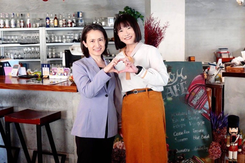 漾新聞｜戰貓精神三民接棒　鄭孟洳與蕭美琴同框看板上街頭