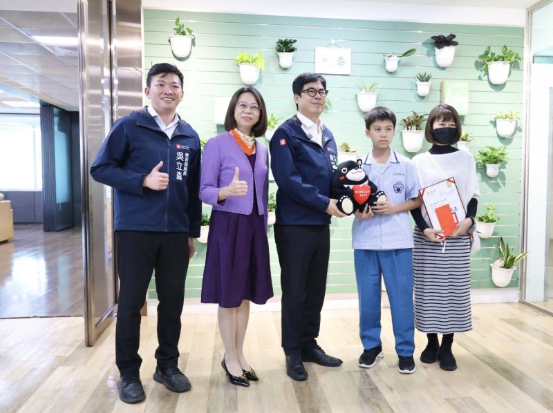 漾新聞｜一個牽引改變世界 鳳山國中生暖心護送感動全城