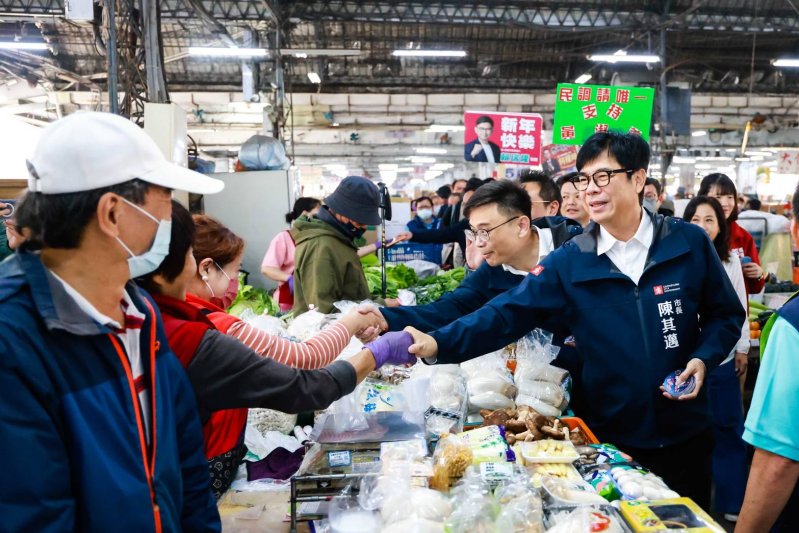 漾新聞｜陳其邁清晨巡果菜市場　拜早年關心年節供應穩定