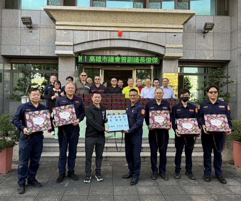 漾新聞｜曾俊傑慰勞三民一警送平安蘋果春節前夕暖警心