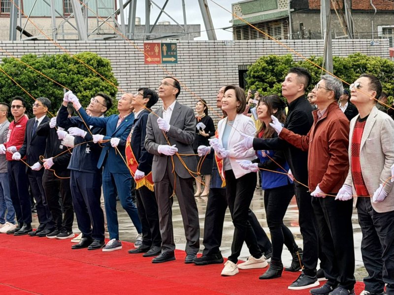 漾新聞｜藍綠高雄市長參選人同框北極殿朱立倫笑談與陳其邁深厚情誼