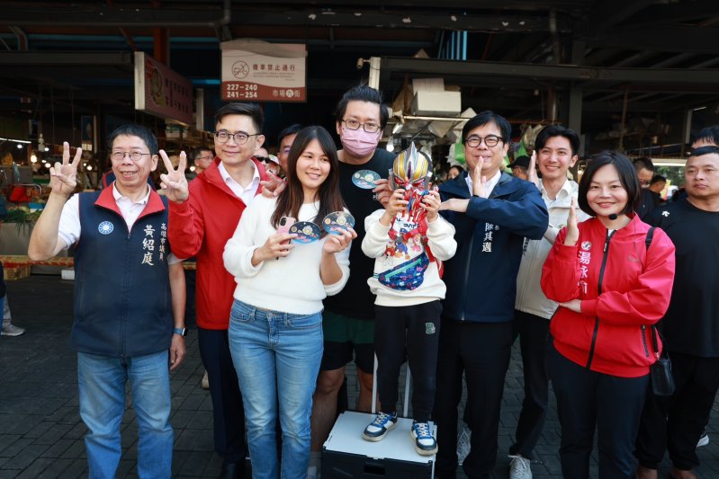 漾新聞｜陳其邁走春祈福發超人力霸王紅包廟埕人潮湧動迎新春