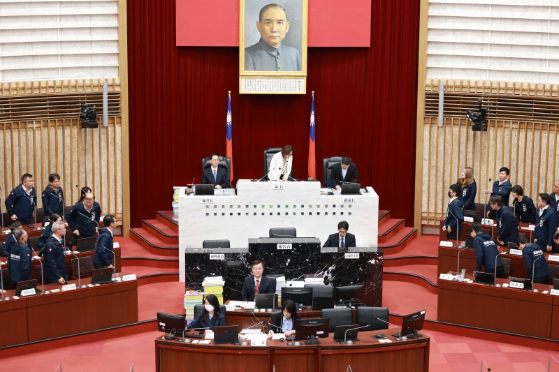 漾新聞|臨時會閉幕陳其邁率市府致意府會攜手推動高雄建設