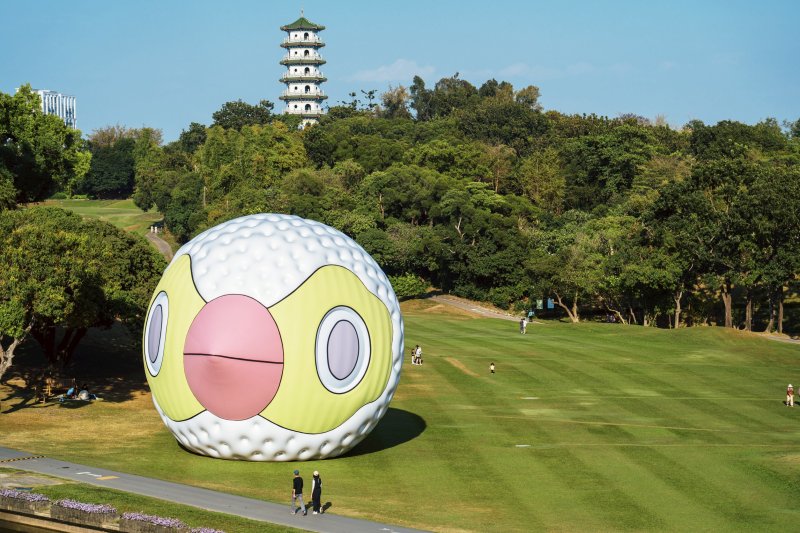 漾新聞｜森林長出大眼睛巨型高爾夫球降臨　高雄果嶺公園澄清湖變身童話藝境