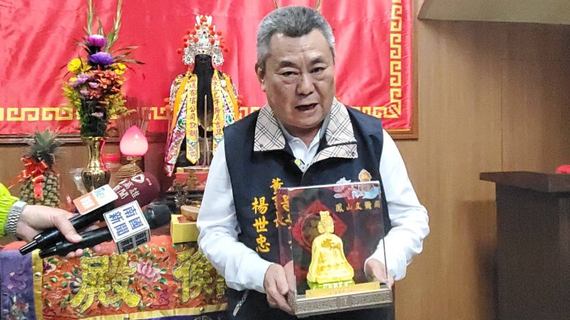 漾新聞｜200元搏58萬金關帝！鳳山文衡殿擲筊祈福開跑　信眾拚手氣迎元宵大獎
