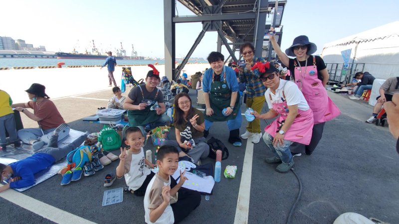 漾新聞｜超人力霸王降臨高雄 首日3000學生港灣著色寫生