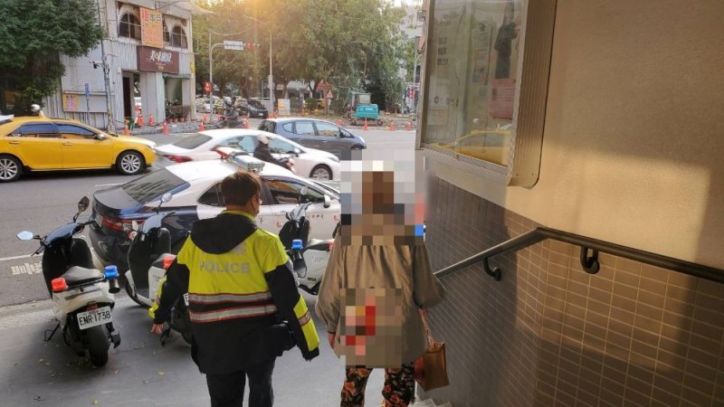 漾新聞｜寒風中最暖守護　一只藥袋成關鍵線索　暖警助迷途婦平安返家