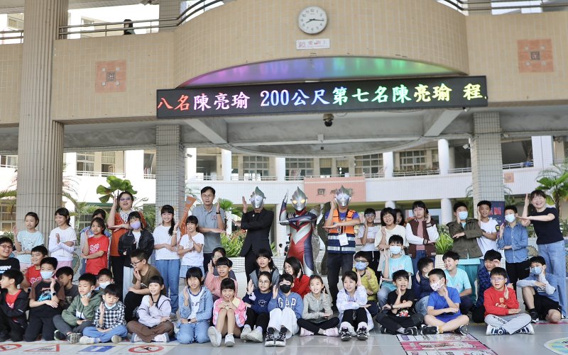漾新聞｜超人力霸王現身校門　新上國小開學日充滿正能量