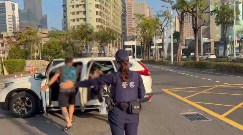 漾新聞｜國小開學首日前鎮警護童守校門