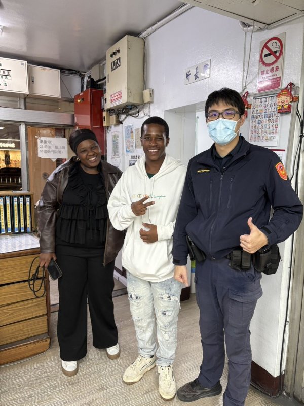 漾新聞|外國遊客手機失而復得 高雄暖警感動按讚