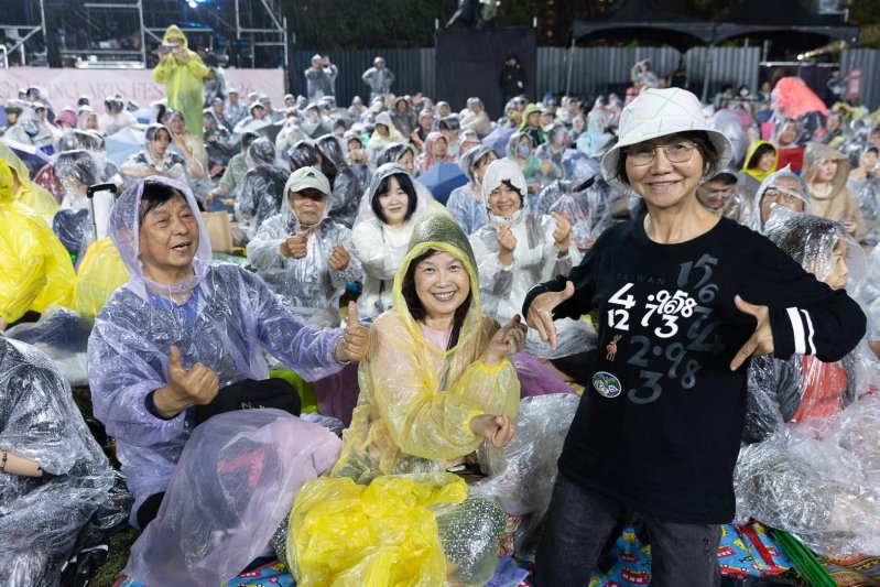 漾新聞｜微雨中高美館草坡響起樂音　二二八草地音樂會感動登場