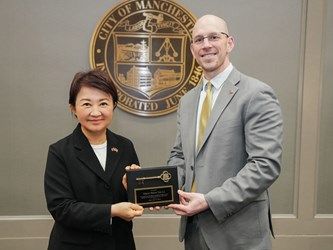 盧秀燕訪美首站會晤曼徹斯特市長 交流居住正義與治安議題深化姊妹市合作。(台中市政府提供) 盧秀燕訪美首站會晤曼徹斯特市長 交流居住正義與治安議題深化姊妹市合作。(台中市政府提供)