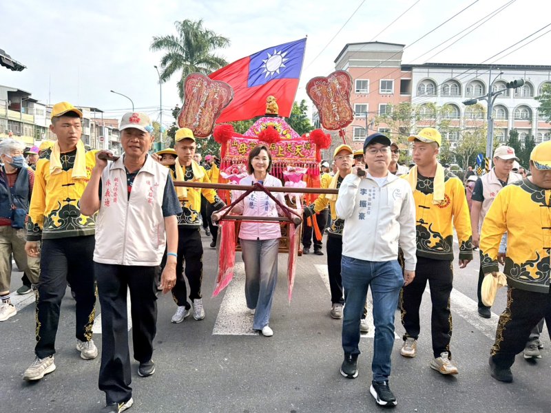 漾新聞｜白沙屯媽祖旗山贊境盛況　柯志恩扶轎祈願市民平安