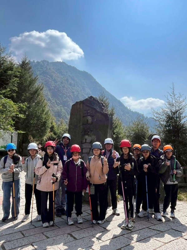 漾新聞｜三校登高山上雙語課 六年級挑戰古道寫下畢業記憶