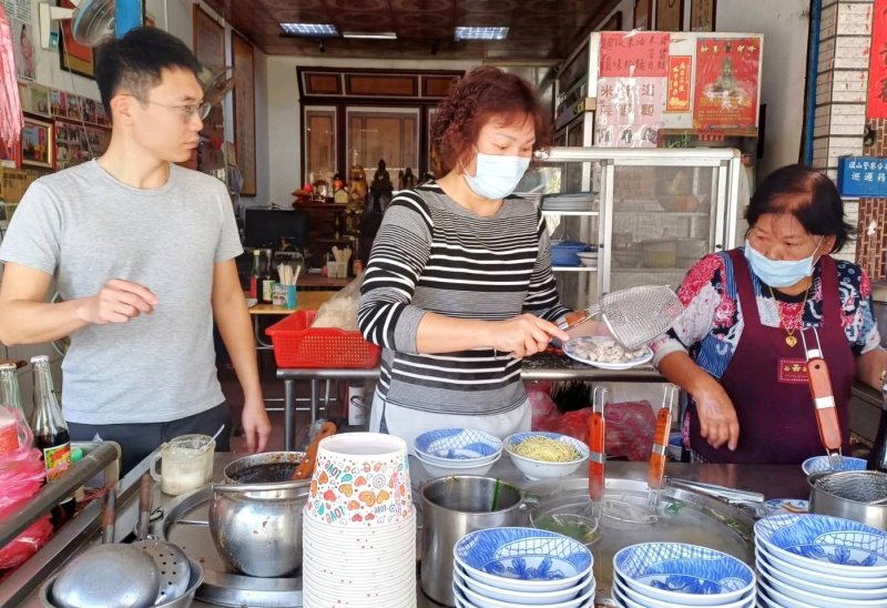 漾新聞|孔鏘走訪旗美推在地美食尚有麵店