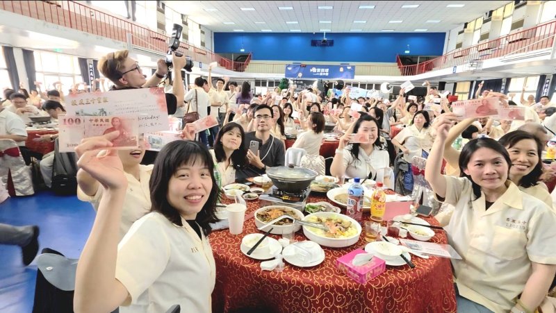 漾新聞|花了兩年上山下海找回校友 還特製「專屬生日百元鈔」鳳山高中黃照智創造「驚奇派對」史上最狂