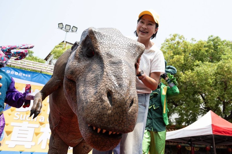 漾新聞|柯志恩鳳山上千親子童樂 談陪伴教育推家長喘息空間政策