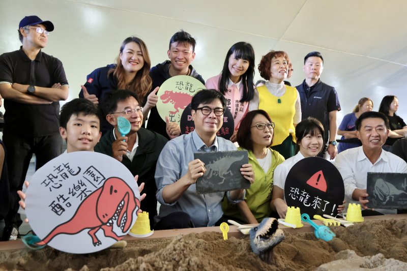 漾新聞| 恐龍酷樂園震撼開幕　衛武營化身史前冒險世界