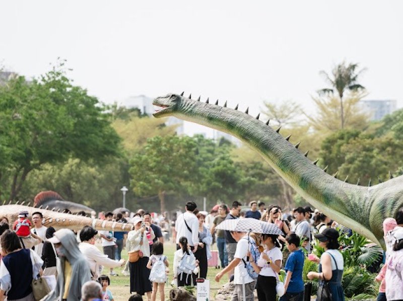 漾新聞｜恐龍酷樂園爆紅再創新高 第三天28萬人擠爆衛武營