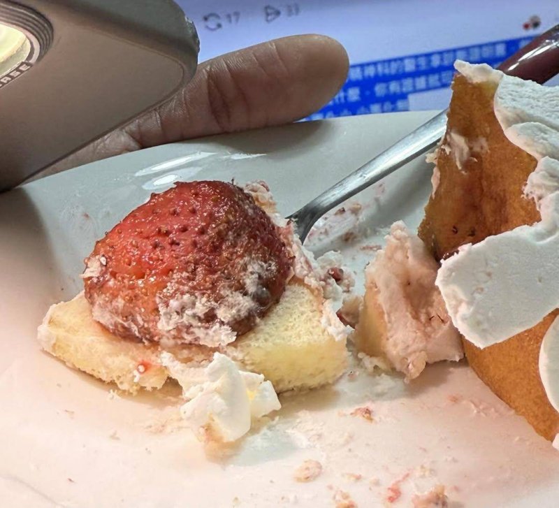 漾新聞| 草莓蛋糕驚見發霉掀風暴 左營知名百貨店家遭稽查