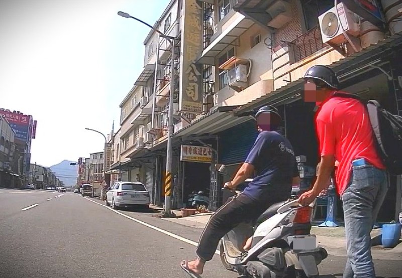 漾新聞|美濃警伸援半路沒油機車騎士