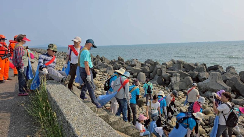 漾新聞｜百人淨灘撿百公斤垃圾 那爛陀串聯校友守海洋