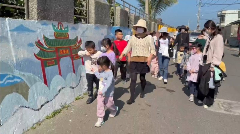 漾新聞｜蚵寮國小百米記憶牆登場 親師生共繪漁村百年故事