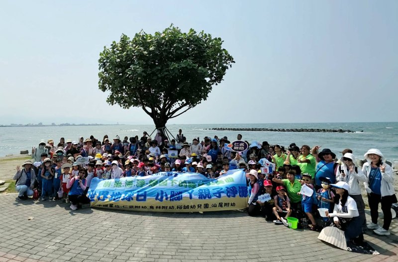 漾新聞｜四校聯盟走入月牙灣淨灘　幼兒寫下守護海洋第一課