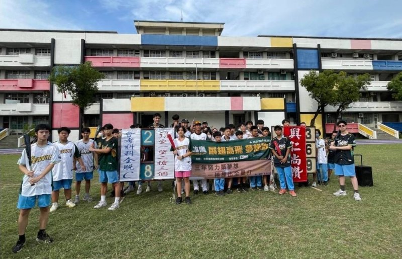 漾新聞|台鋼雄鷹現身興仁國中 為會考生揮出全壘打