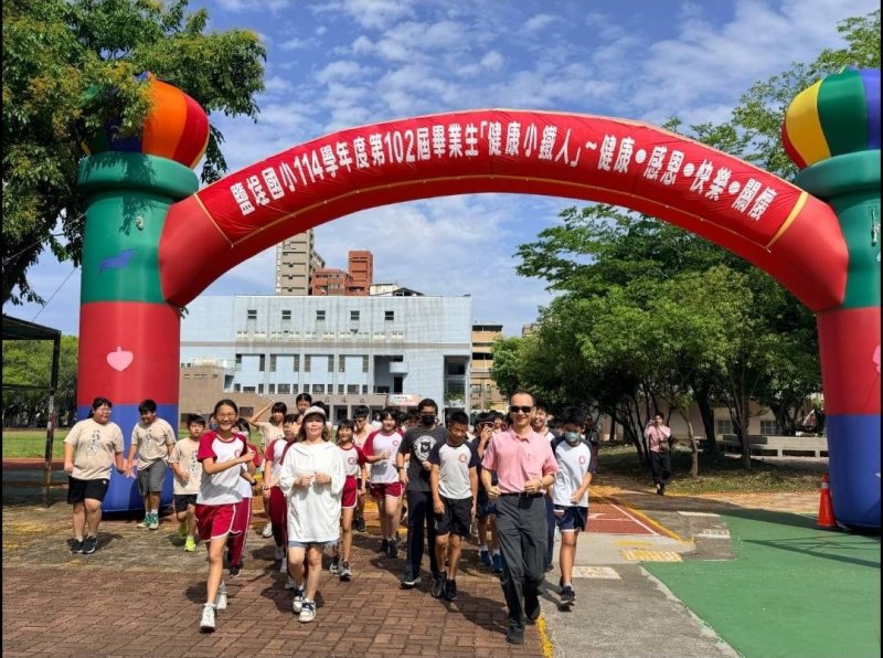 漾新聞｜騎車奔跑跳水全上場　鹽埕國小小鐵人嗨翻畢業季