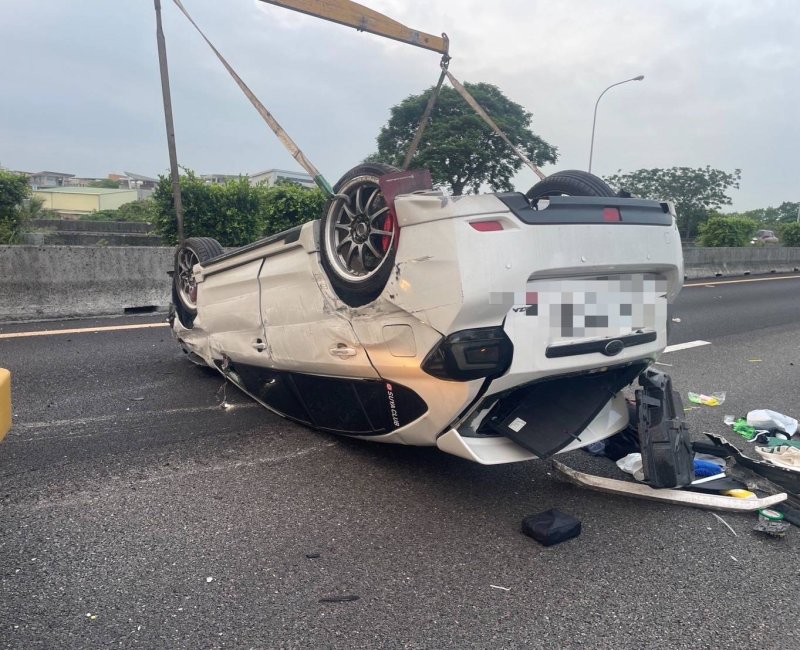 漾新聞｜勞動節清晨國道翻車事故 疑疲勞駕駛釀禍兩人送醫