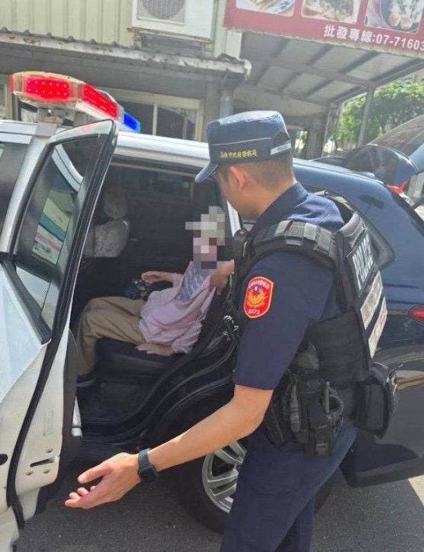 漾新聞｜警車變身守護專車 三多警暖心護送輪椅婦人平安返家