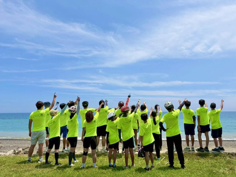 漾新聞｜蜘蛛人校長領軍百K挑戰 翠屏畢業生騎進人生成年禮