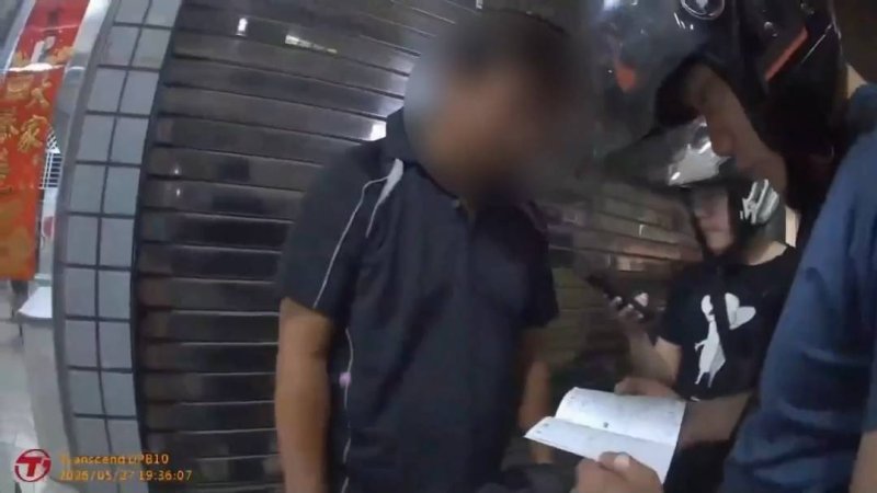 漾新聞｜72歲嬤網戀新加坡富商險失金　鳳警埋伏逮車手阻詐