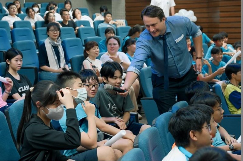 漾新聞|楠梓高中三大特色班亮成果　國中生親探雙語AI半導體魅力