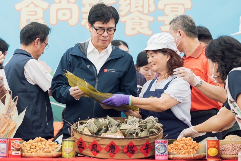 漾新聞｜三鳳中街粽葉飄香　陳其邁年年包粽行銷百年商圈
