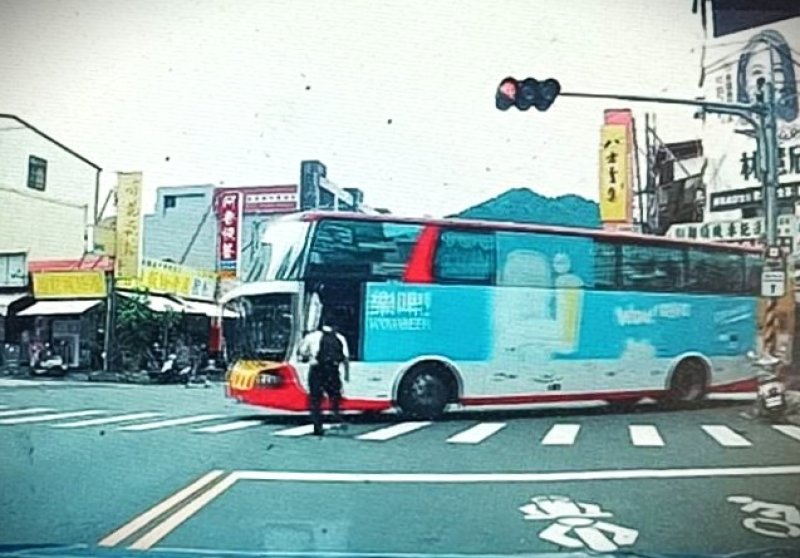 漾新聞|公車駕駛於行人穿越道未禮讓行人