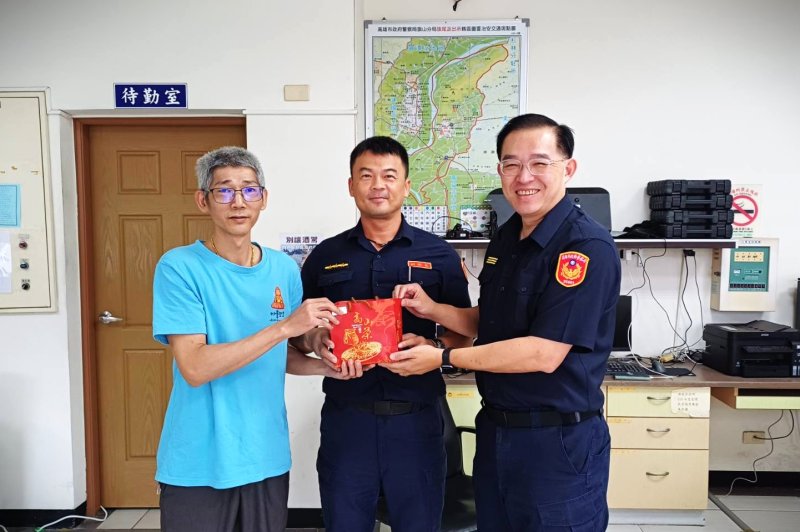 漾新聞|妙善觀音慈善會送茶慰勞警察