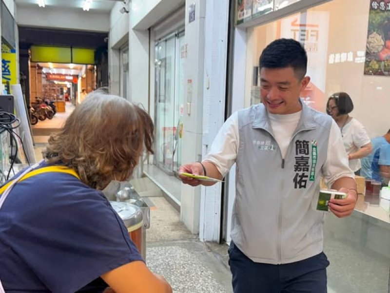 漾新聞｜北區議員參選人簡嘉佑勤跑基層　黃昏市場、商圈、垃圾車成拜票「日常」