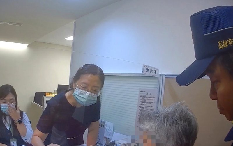 旗警攔阻婦人解約保單投資百萬元