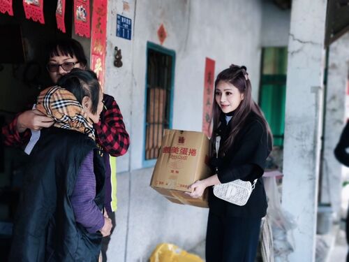 圖／連續5年參加送暖的妤果董事代理商鄭舒逢（右）從中收穫滿滿的幸福感，未來也將持續響應。