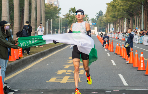 半程馬拉松男子組則由高雄在地選手周鴻宇稱王