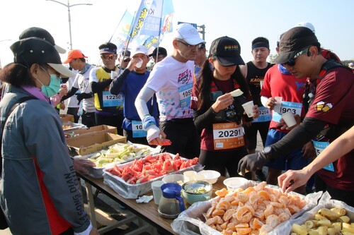 跑者品嘗當地特色美食