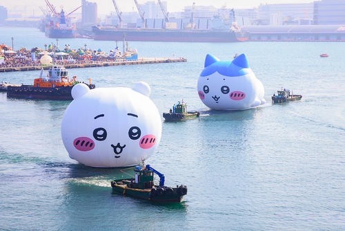 吉伊卡哇三位小可愛首次來到高雄港灣，吸引人潮。