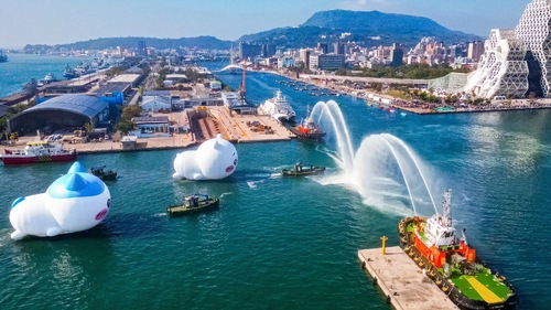 吉伊卡哇三位小可愛首次來到高雄港灣，吸引人潮。