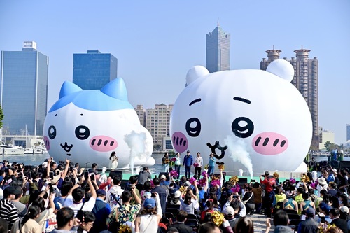 吉伊卡哇三位小可愛首次來到高雄港灣，吸引人潮。