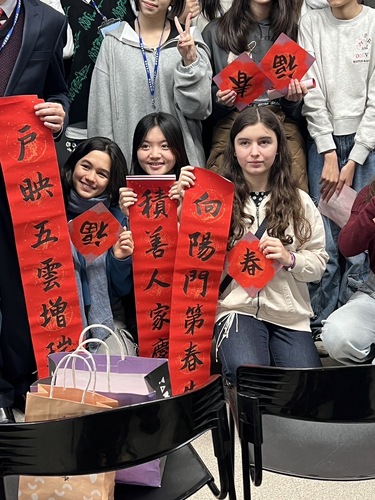 百年雄女法國教育參訪初體驗 贈斗方春聯異鄉共度台灣新年