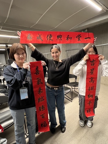 百年雄女法國教育參訪初體驗 贈斗方春聯異鄉共度台灣新年