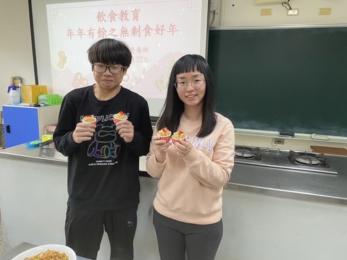 學生說明每道年菜的意義，與地方的連結。