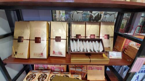 圖／用在地食材與意象包裝設計，打狗餅舖賣的不只是餅，還有創意與高雄在地文化。（記者陳雯萍攝）